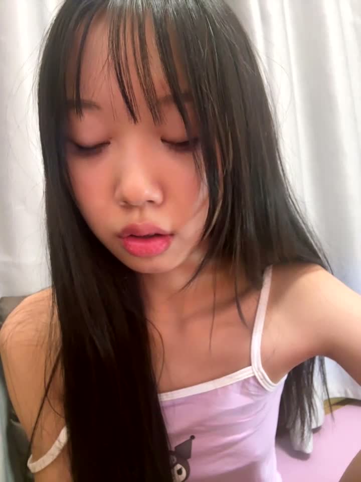 얼굴에 아직 소녀미가 가득한 앳된 슬렌더