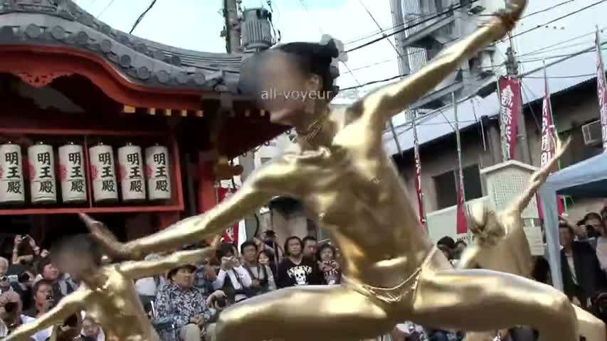 야외 축제에서 골든 페인팅 퍼포먼스