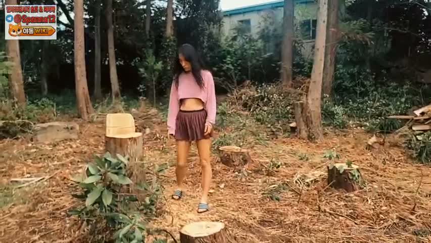 집 뒷 숲에 걸레차림으로 서성이는 요년 을 간편하게 야외에서 따먹! 할 수도 있다